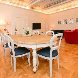 https://la-casa-di-monic.it-tuscanyhotel.com