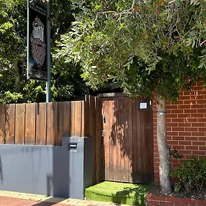Shiralee -note - Valid Passport Required To Check In Auberge de jeunesse Perth